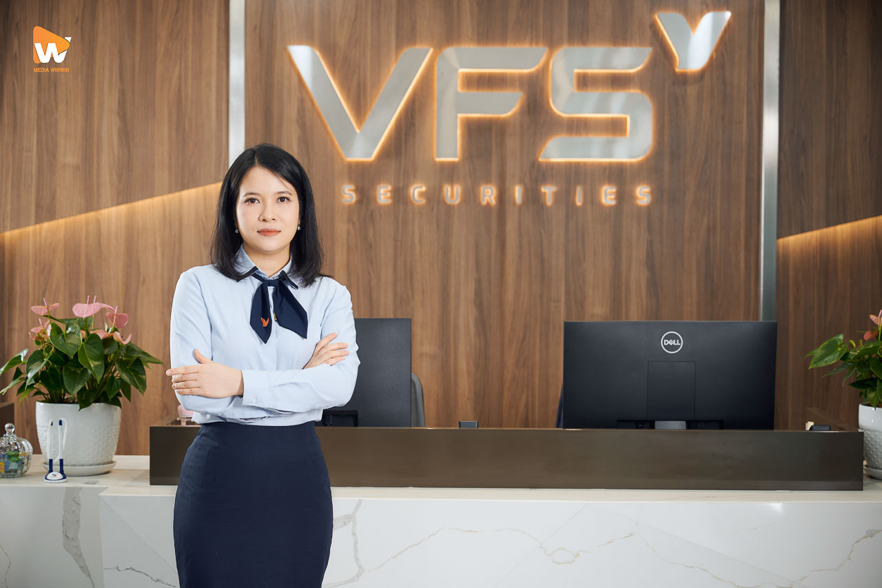 Chân dung chuyên viên VFS Securities trước logo chữ nổi, ảnh profile công ty chứng khoán